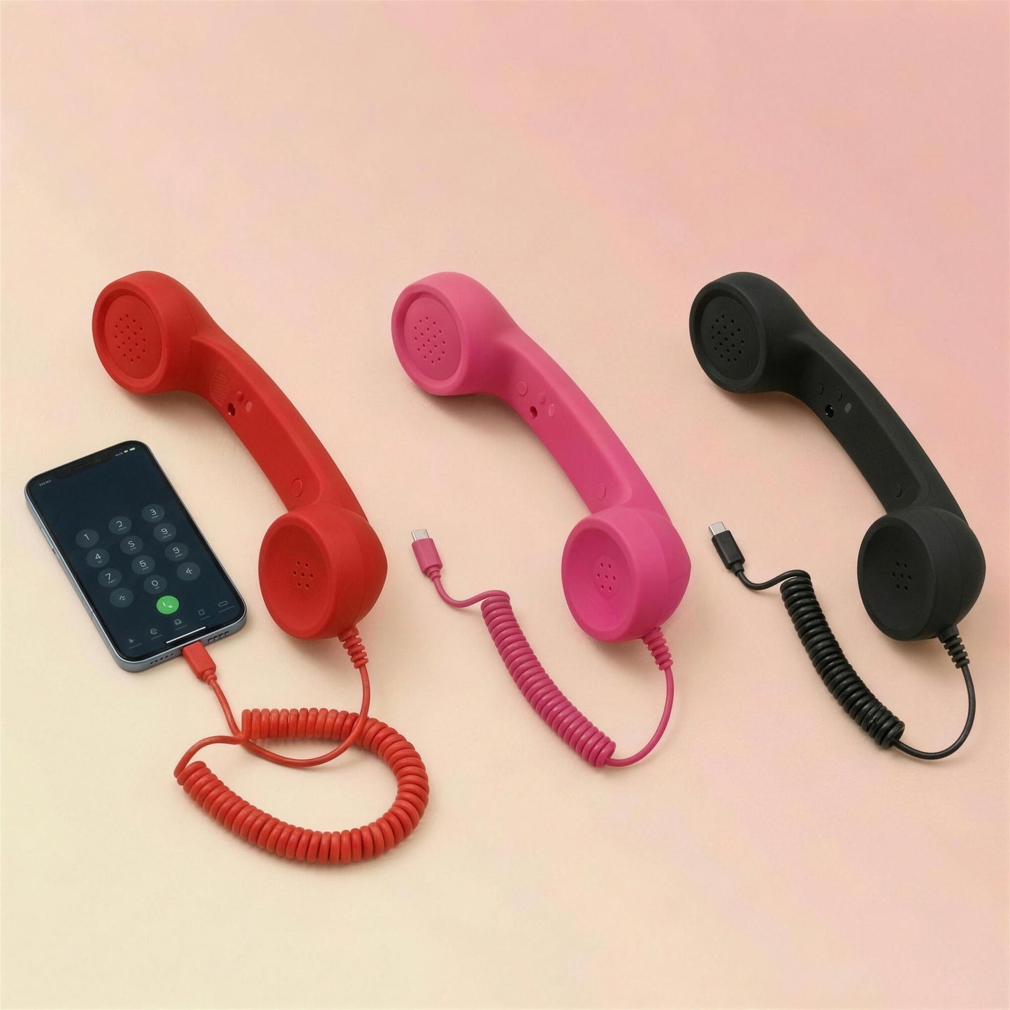 Cornetta telefono retrò anti-radiazioni nei tre colori: rosso, rosa bubblegum e nero, collegata via USB-C allo smartphone